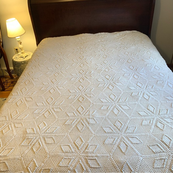 Vintage Crocheted Cream Colored Bedspread Blanket Lace Full or Queen - Picture 3 of 15